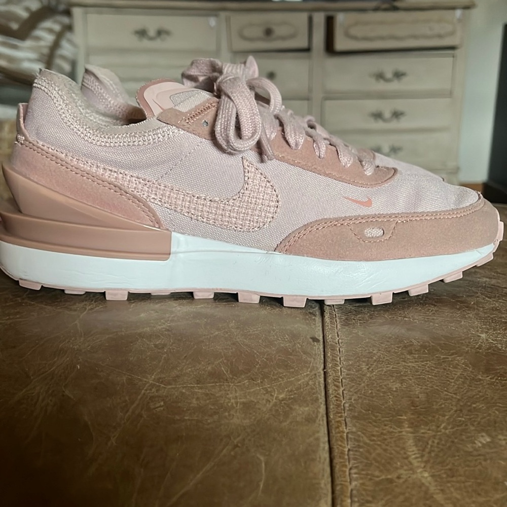 Nike Women's Waffle One 'Woven Swoosh - Pink Oxford'.
